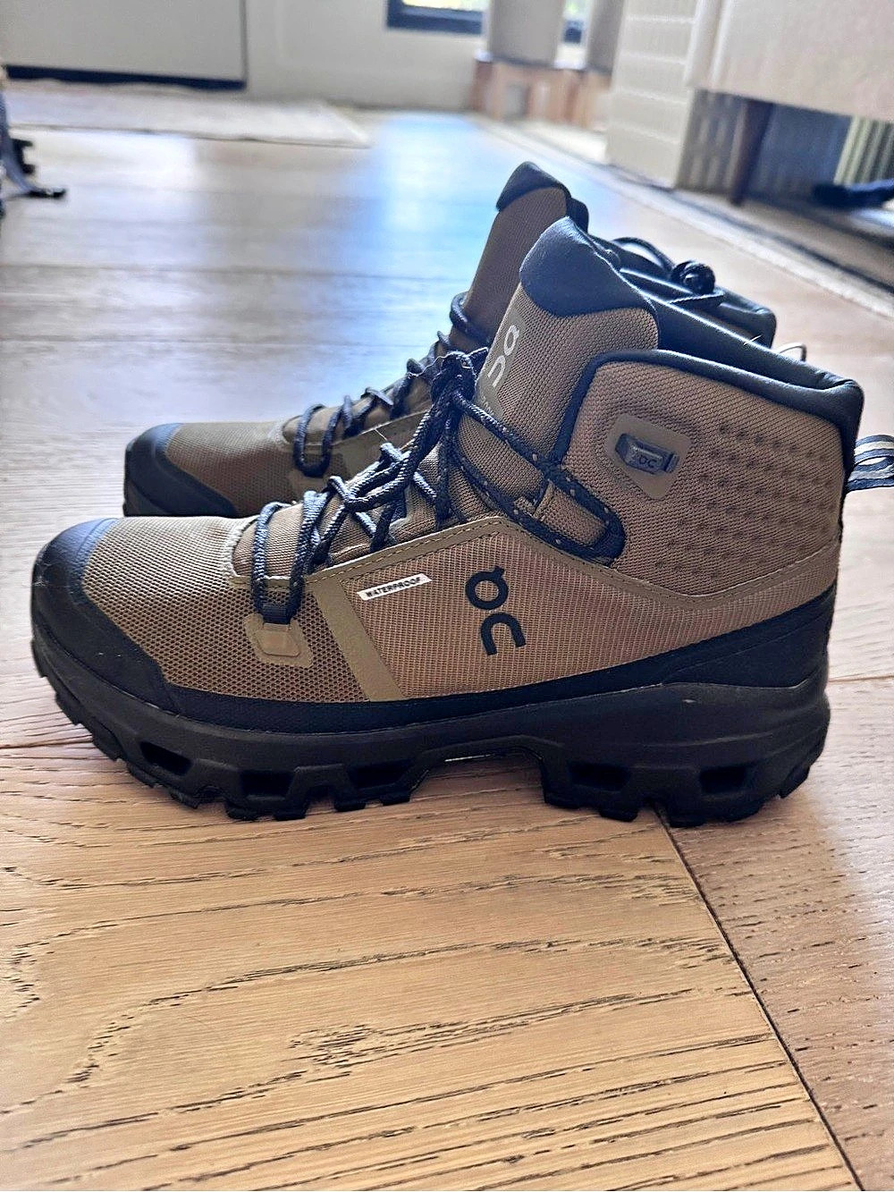 On Men’s Cloudrock Mid Waterproof Hiking Boots Brown & Black Size 10 | Like New